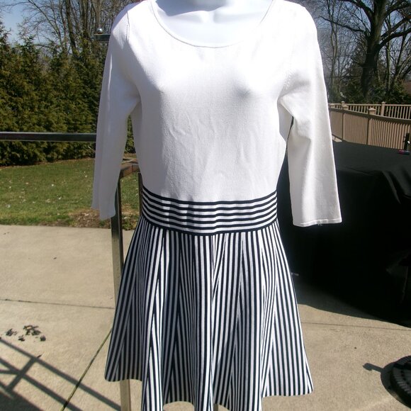 NWOT GUESS WHITE AND BLACK STRIPED SWEATER DRESS L - Picture 1 of 2